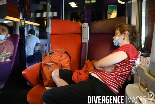 Voyageurs dans un train. travelers in a train.