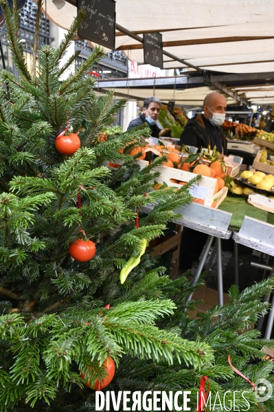 Marché de Noel à Paris. Covid-19 Coronavirus.