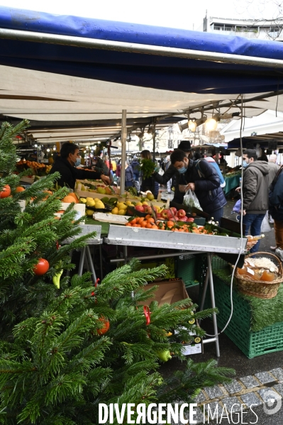 Marché de Noel à Paris. Covid-19 Coronavirus.