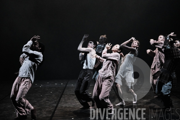 Political Mother Unplugged /  Hofesh Shechter