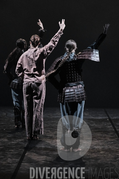 Political Mother Unplugged /  Hofesh Shechter