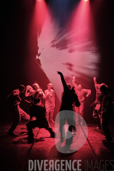 Political Mother Unplugged /  Hofesh Shechter