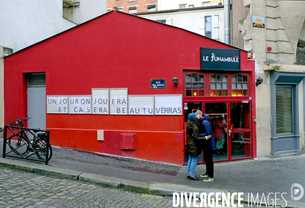 Des amoureux  devant Le theatre le Funambule  fermé pour cause de covid 19