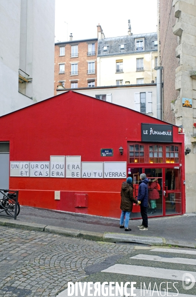 Des amoureux  devant Le theatre le Funambule  fermé pour cause de covid 19