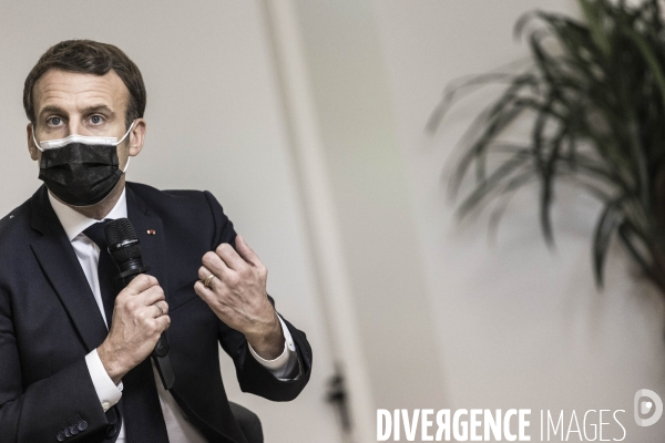 Emmanuel Macron à la Caisse d allocations familiales de Tours
