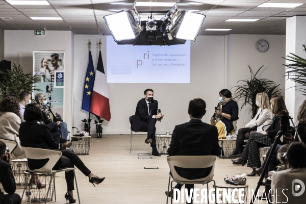 Emmanuel Macron à la Caisse d allocations familiales de Tours
