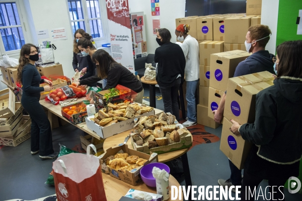 Distribution alimentaire à des étudiants pendant la crise sanitaire.