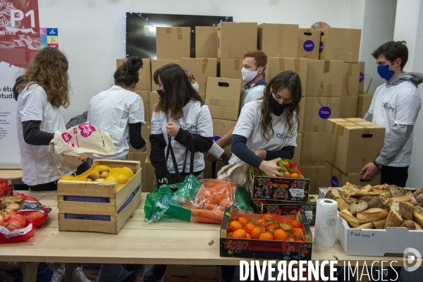 Distribution alimentaire à des étudiants pendant la crise sanitaire.