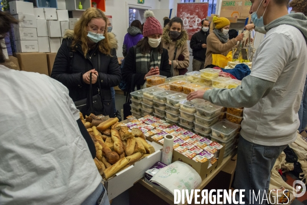 Distribution alimentaire à des étudiants pendant la crise sanitaire.