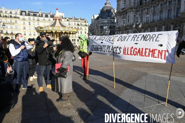 Enfants : Gilets jaunes. Contre la pédocriminalité, placements abusifs. Yellow vests. Against child criminality, abusive placements.