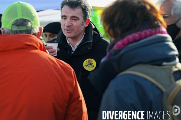 Rassemblement contre la future gare du triangle de Gonesse