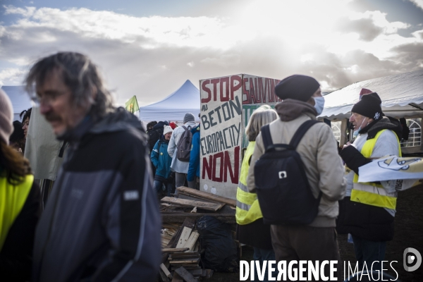Rassemblement sur le triangle de gonesse contre la betonisation.