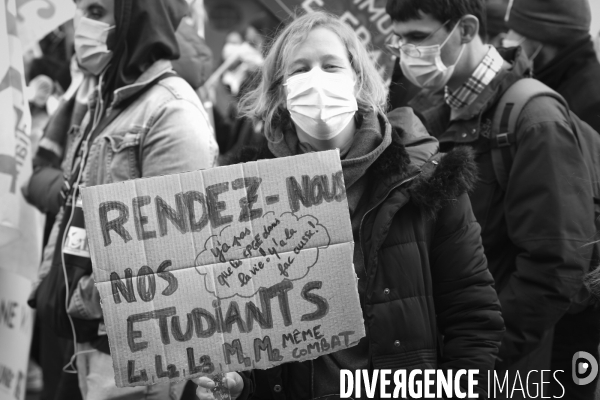 Manifestation des étudiants à Paris. Contre la précarité étudiante et pour la réouverture des universités.