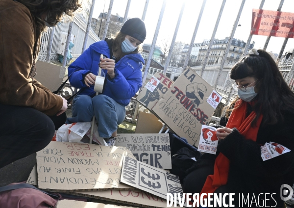 Manifestation des étudiants à Paris. Contre la précarité étudiante et pour la réouverture des universités.