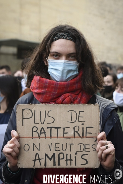 Manifestation des étudiants à Paris. Contre la précarité étudiante et pour la réouverture des universités.