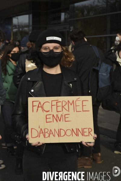 Manifestation des étudiants à Paris. Contre la précarité étudiante et pour la réouverture des universités.