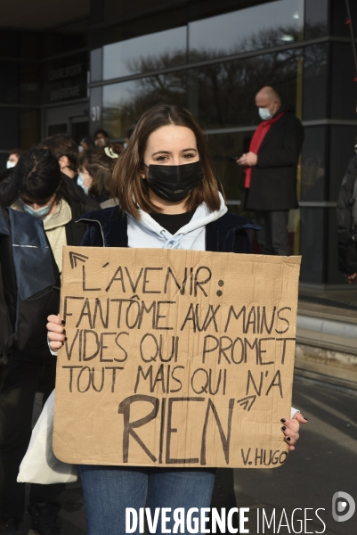 Manifestation des étudiants à Paris. Contre la précarité étudiante et pour la réouverture des universités.