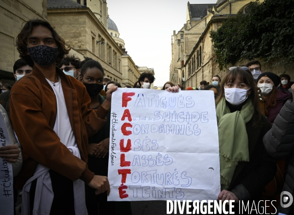 Manifestation des étudiants à Paris. Contre la précarité étudiante et pour la réouverture des universités.