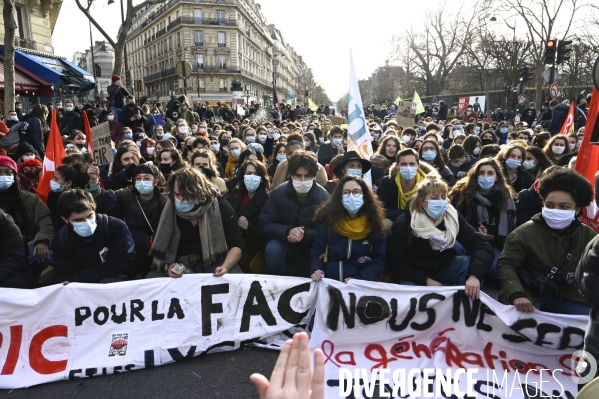 Manifestation des étudiants à Paris. Contre la précarité étudiante et pour la réouverture des universités.