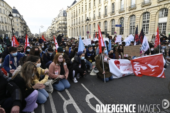 Manifestation des étudiants à Paris. Contre la précarité étudiante et pour la réouverture des universités.