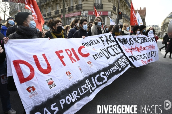 Manifestation des étudiants à Paris. Contre la précarité étudiante et pour la réouverture des universités.