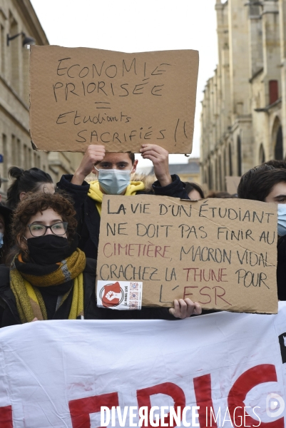 Manifestation des étudiants à Paris. Contre la précarité étudiante et pour la réouverture des universités.