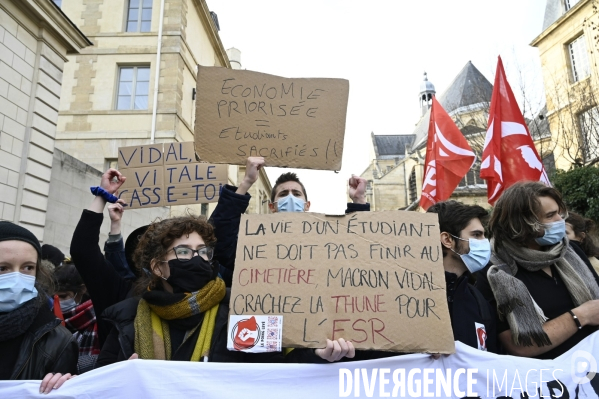 Manifestation des étudiants à Paris. Contre la précarité étudiante et pour la réouverture des universités.