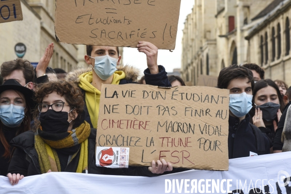 Manifestation des étudiants à Paris. Contre la précarité étudiante et pour la réouverture des universités.