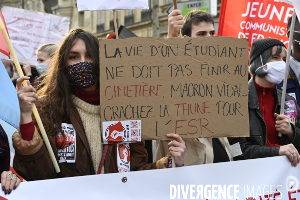 Manifestation des étudiants à Paris. Contre la précarité étudiante et pour la réouverture des universités.