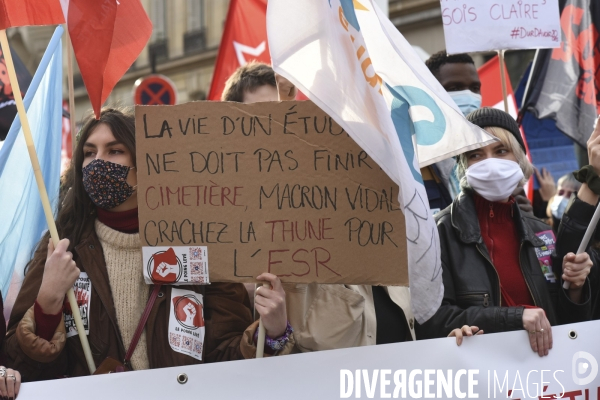Manifestation des étudiants à Paris. Contre la précarité étudiante et pour la réouverture des universités.