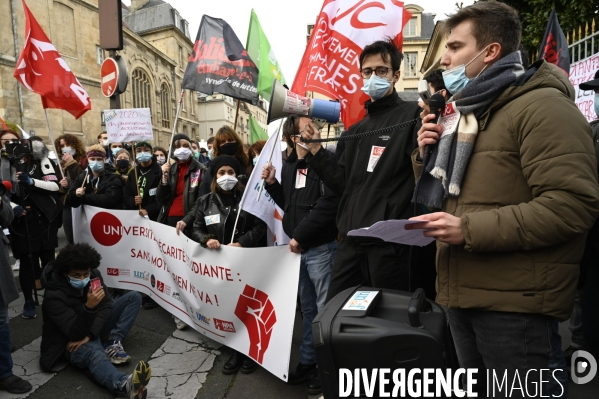 Manifestation des étudiants à Paris. Contre la précarité étudiante et pour la réouverture des universités.