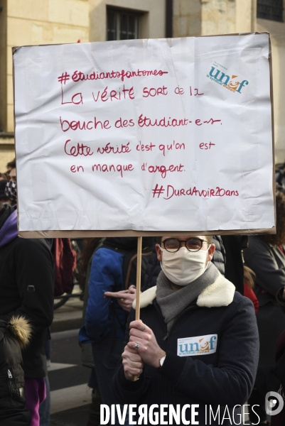 Manifestation des étudiants à Paris. Contre la précarité étudiante et pour la réouverture des universités.