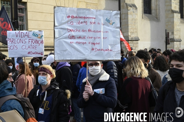 Manifestation des étudiants à Paris. Contre la précarité étudiante et pour la réouverture des universités.