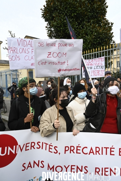 Manifestation des étudiants à Paris. Contre la précarité étudiante et pour la réouverture des universités.
