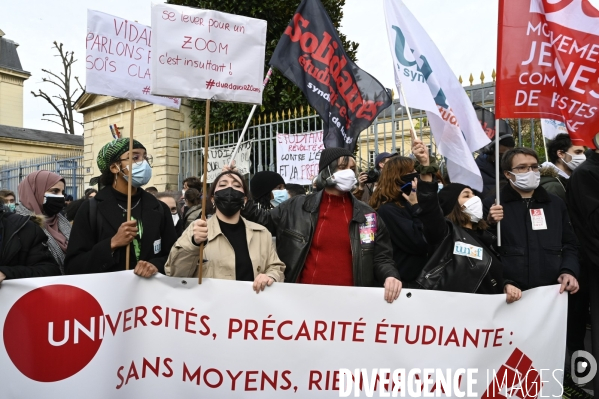 Manifestation des étudiants à Paris. Contre la précarité étudiante et pour la réouverture des universités.