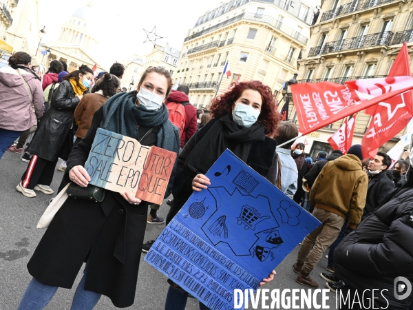 Manifestation des étudiants à Paris. Contre la précarité étudiante et pour la réouverture des universités.