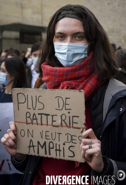 Manifestation des étudiants à Paris. Contre la précarité étudiante et pour la réouverture des universités.