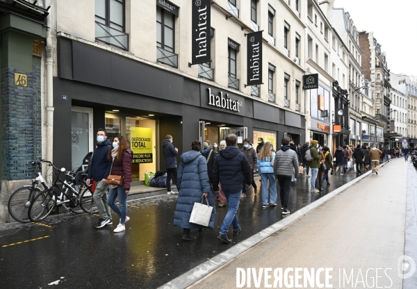 Les parisiens dans la rue un samedi de soldes pandant la pandémie du Covid 19.