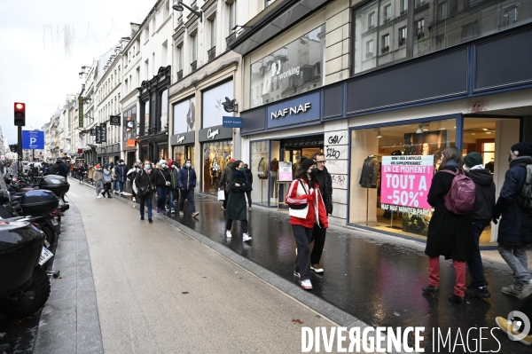 Les parisiens dans la rue un samedi de soldes pandant la pandémie du Covid 19.