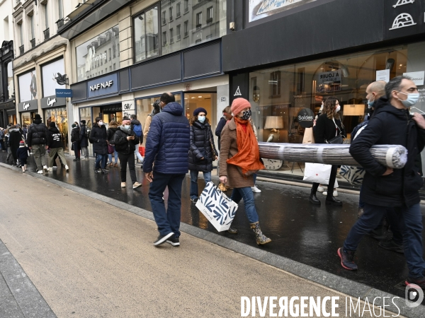Les parisiens dans la rue un samedi de soldes pandant la pandémie du Covid 19.