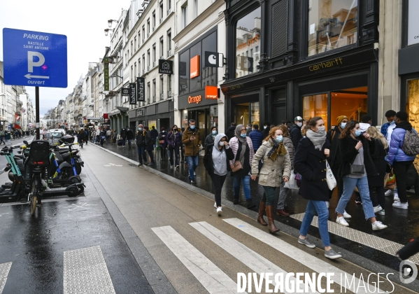 Les parisiens dans la rue un samedi de soldes pandant la pandémie du Covid 19.