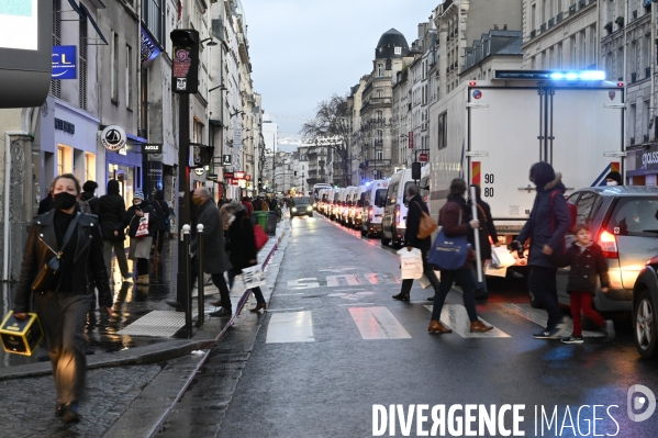 Les parisiens dans la rue un samedi de soldes pandant la pandémie du Covid 19.