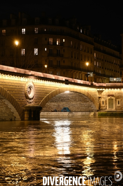 Le niveau de La Seine monte pendant que les parisiens profitent de la voie sur berges.