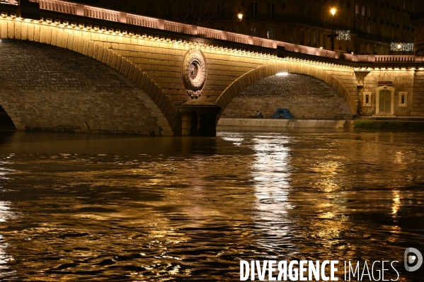 Le niveau de La Seine monte pendant que les parisiens profitent de la voie sur berges.