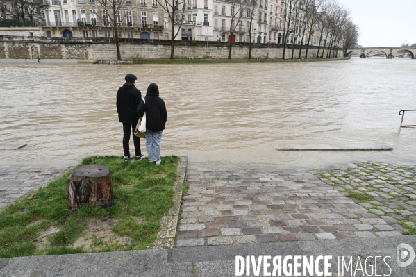 Le niveau de La Seine monte pendant que les parisiens profitent de la voie sur berges.