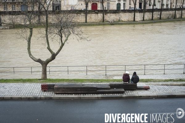 Le niveau de La Seine monte pendant que les parisiens profitent de la voie sur berges.