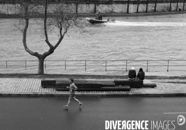 Le niveau de La Seine monte pendant que les parisiens profitent de la voie sur berges.