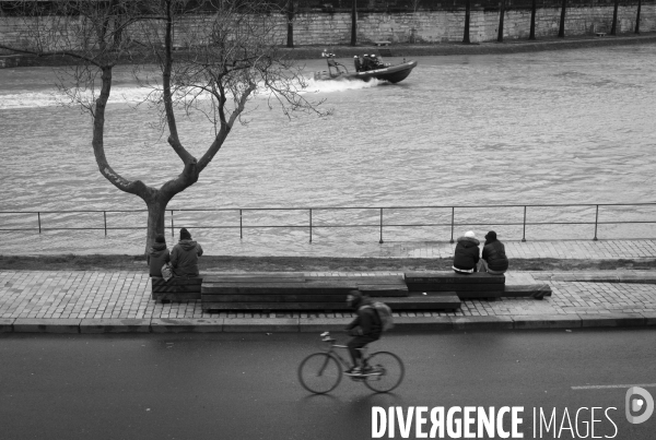 Le niveau de La Seine monte pendant que les parisiens profitent de la voie sur berges.