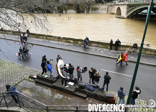 Le niveau de La Seine monte pendant que les parisiens profitent de la voie sur berges.