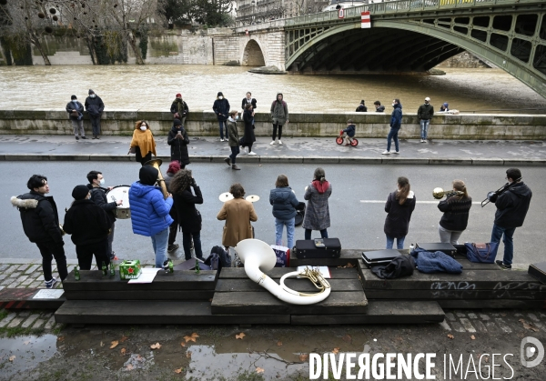 Le niveau de La Seine monte pendant que les parisiens profitent de la voie sur berges.